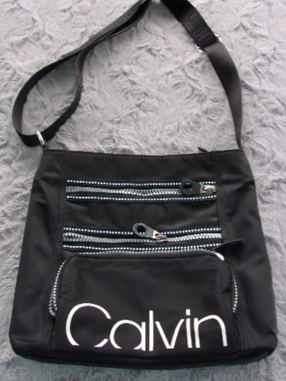 E-214 CALVIN KLEIN BLACK ZIPPER NYLON CROSSBODY